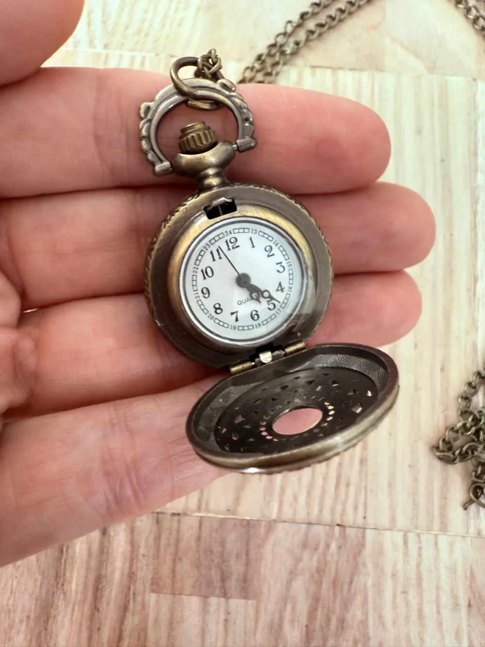 Vintage style pendant watch necklace NEW BATTERY